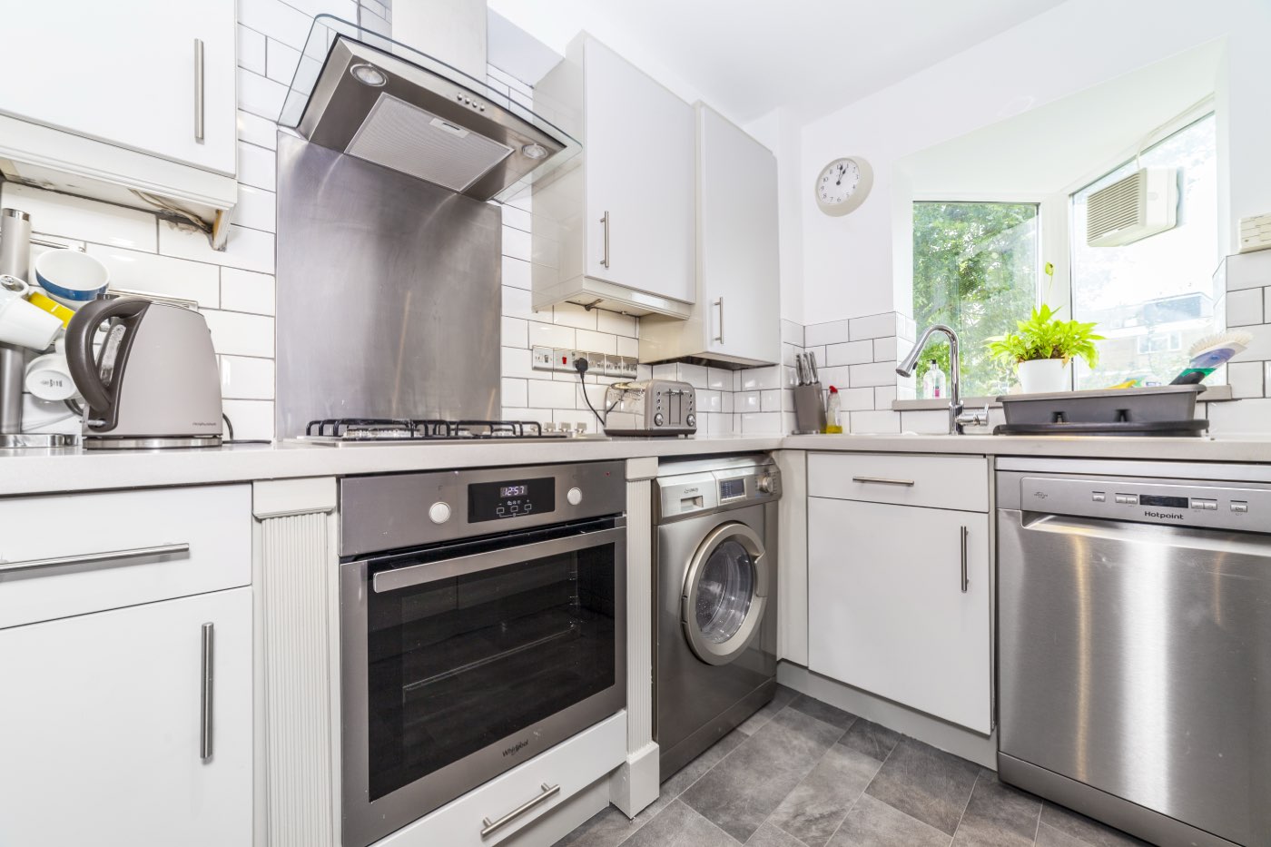 Kitchen in a two-bedroom flat refurbished by LINX